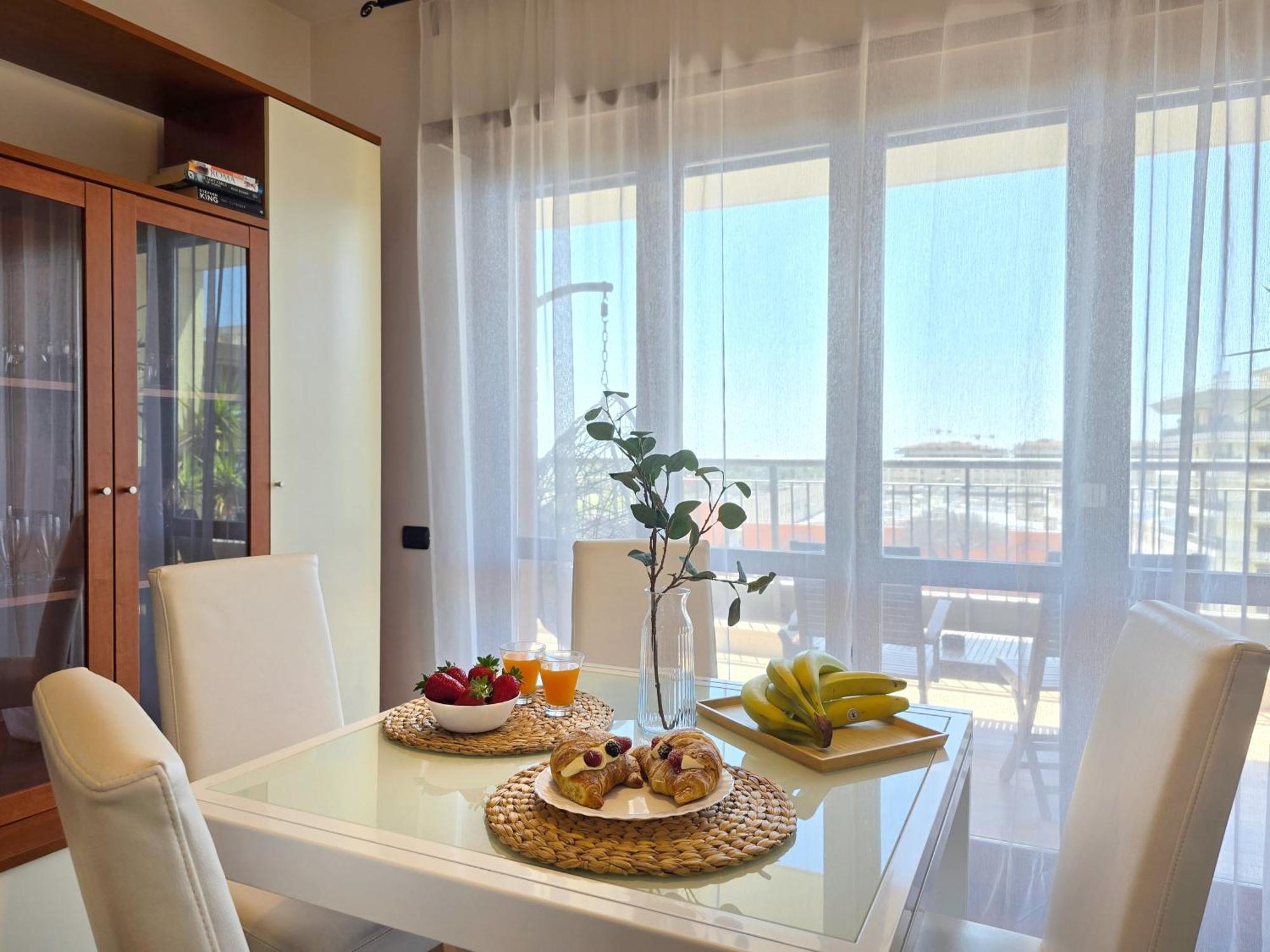 Golden Hour Apartment - Panoramic Terrace Fiumicino Buitenkant foto
